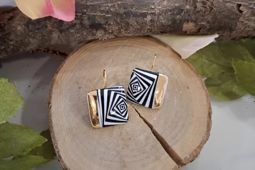 BOUCLE D'OREILLE CARRE