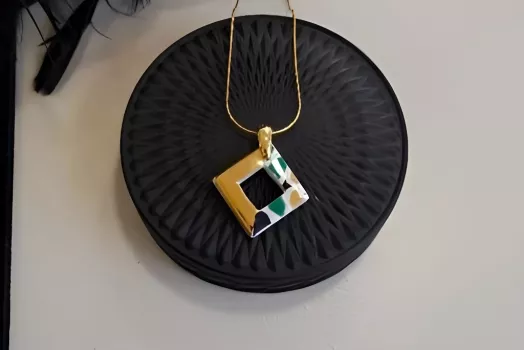 COLLIER  PETIT CARRE  OR