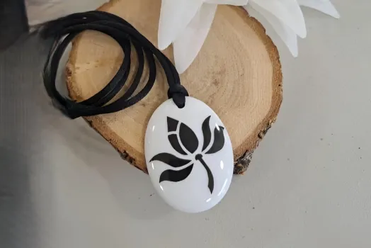 COLLIER OVALE FLEUR NOIR